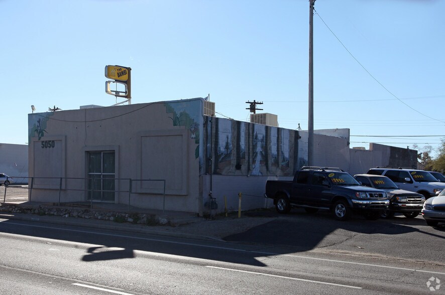 5050 E Speedway Blvd, Tucson, AZ à louer - Photo du bâtiment - Image 2 de 3
