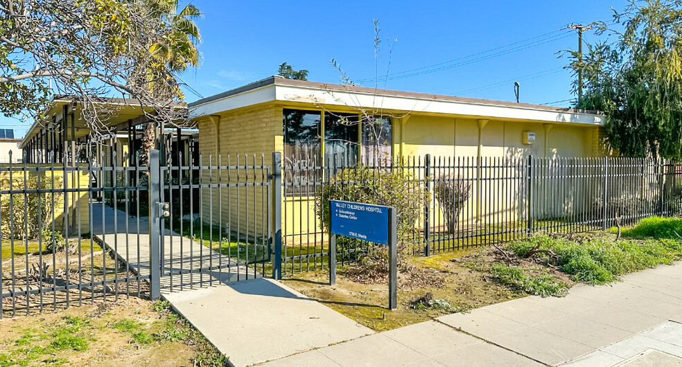 3751-3797 E Shields Ave, Fresno, CA à vendre - Photo du bâtiment - Image 1 de 1