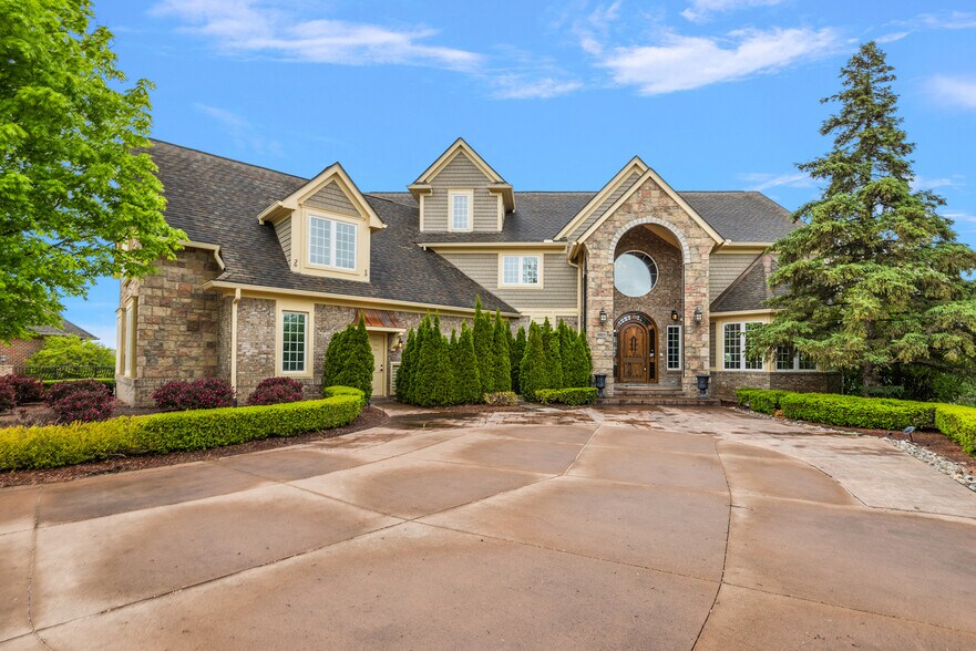 10611 Lighthouse Pt, South Lyon, MI à vendre - Photo principale - Image 1 de 24