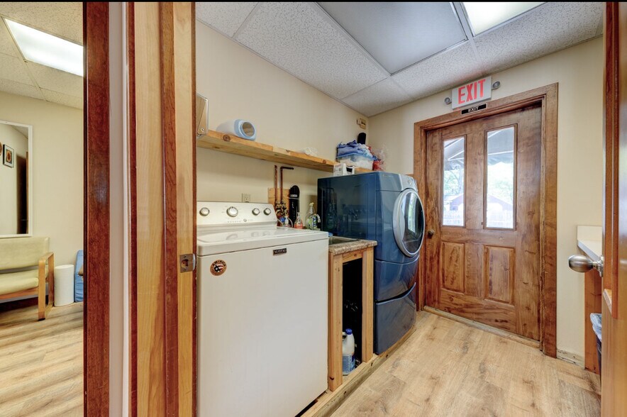 141 Dowd Ave, Canton, CT à vendre - Photo du bâtiment - Image 3 de 33