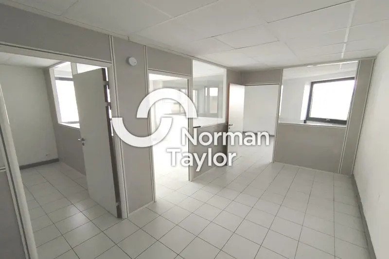 Flex in Mauguio for lease - Interior Photo - Image 2 of 7