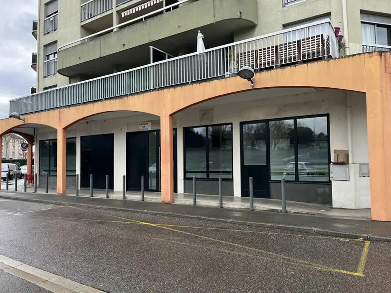 Retail in Décines-Charpieu for lease - Building Photo - Image 2 of 3