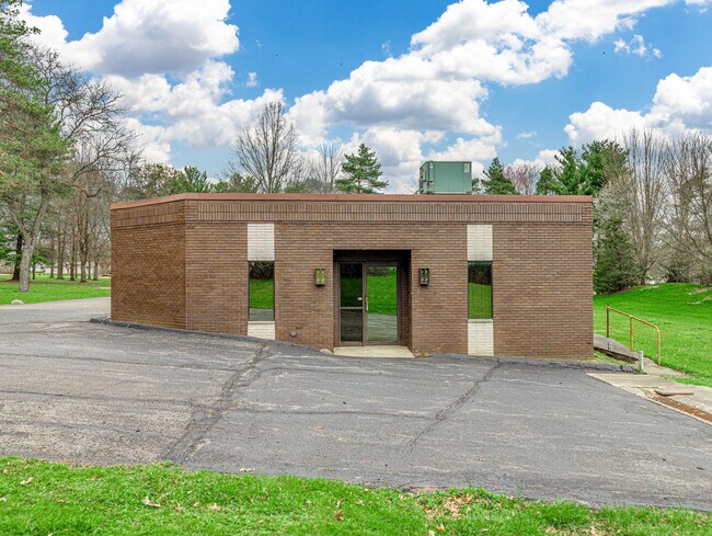 Plus de détails pour 324 Ledge Rd, Macedonia, OH - Bureau à louer