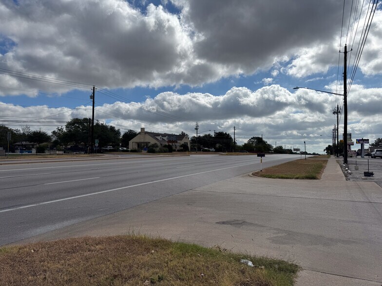 2303 Parmer Ln, Austin, TX à vendre - Autre - Image 3 de 8