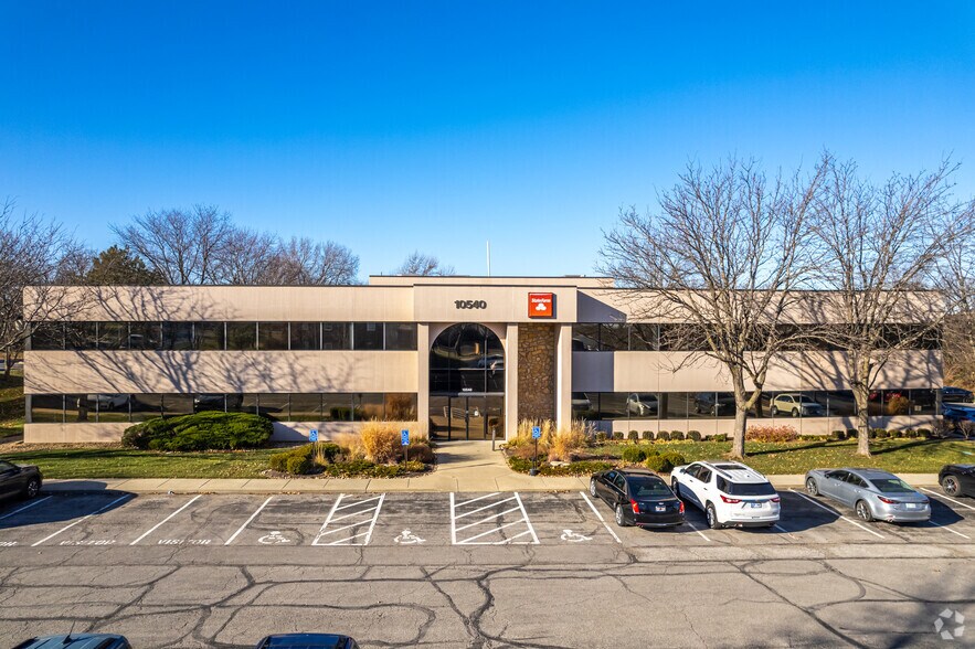 10540 Marty St, Overland Park, KS à louer - Photo du bâtiment - Image 2 de 14