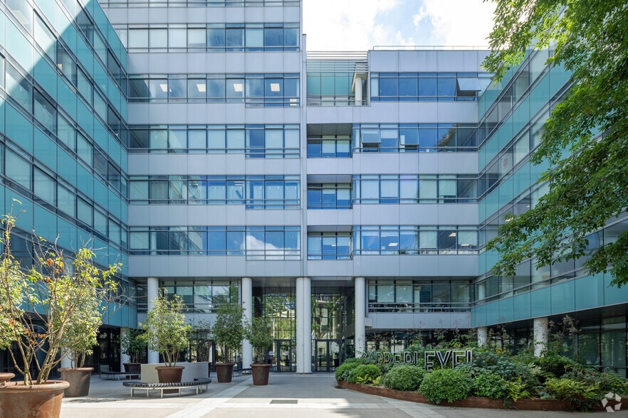 Office in Saint-Denis for lease - Building Photo - Image 3 of 3