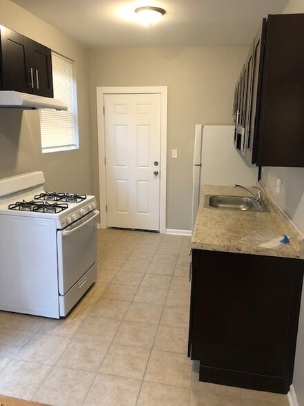 7648 S Phillips Ave, Chicago, IL for sale - Interior Photo - Image 2 of 24