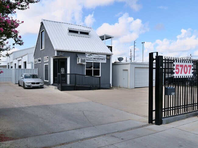 Plus de détails pour 5707 Schumacher Ln, Houston, TX - Commerce de détail à louer