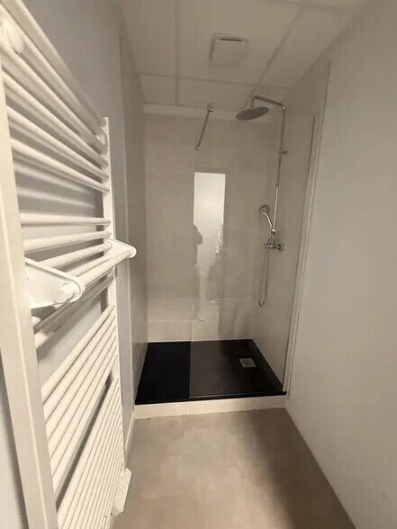 Flex in Saint-Fons for lease - Interior Photo - Image 3 of 11