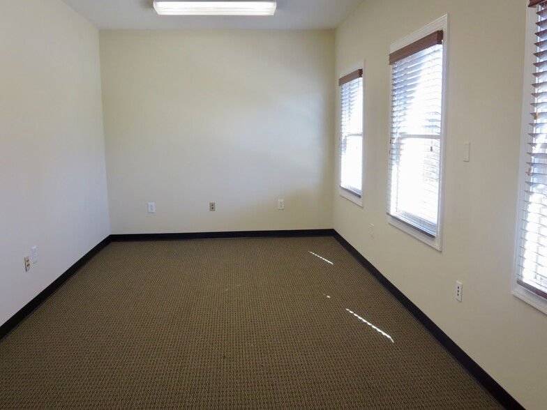 321 Dick Street #205 & #206 portefeuille de 2 propriétés à vendre sur LoopNet.ca - Photo intérieure - Image 3 de 16