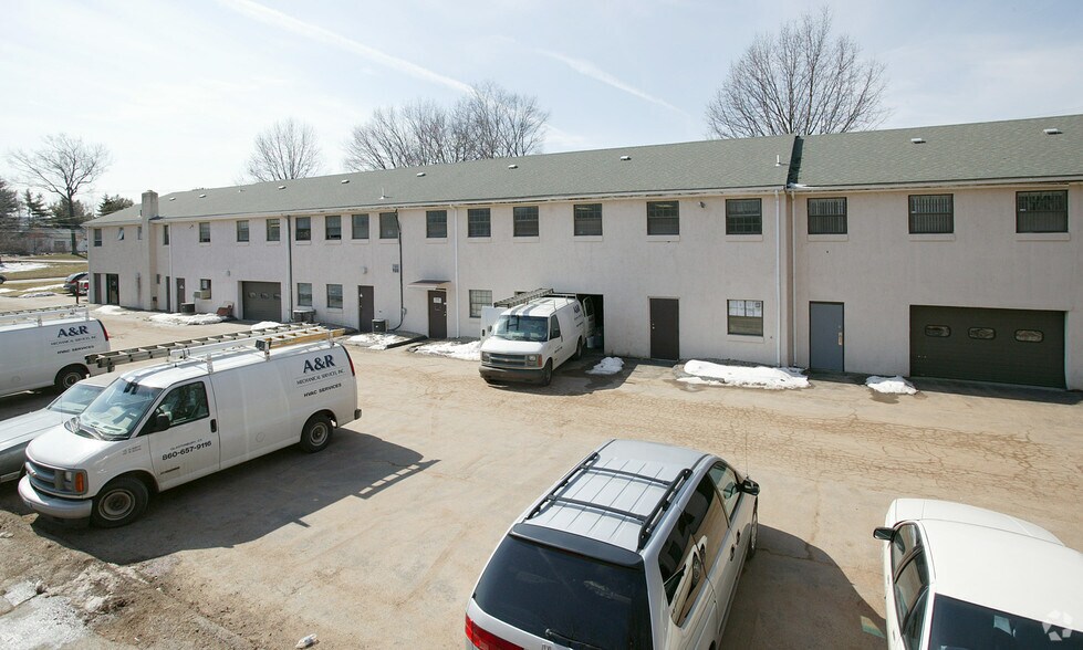 70 Oakwood Dr, Glastonbury, CT à louer - Photo du bâtiment - Image 2 de 2