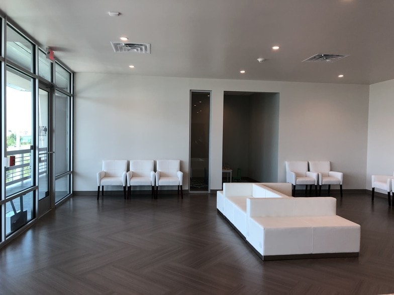 21800 Katy Fwy, Katy, TX for sale - Interior Photo - Image 2 of 12