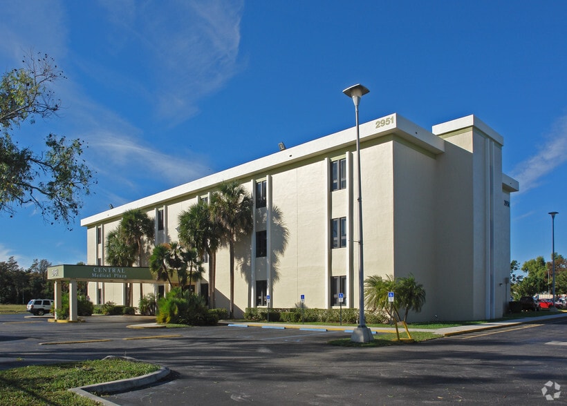 2951 NW 49th Ave, Lauderdale Lakes, FL for lease - Building Photo - Image 3 of 9