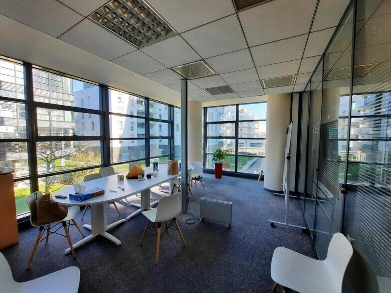 Office in Rouen for lease - Interior Photo - Image 3 of 9