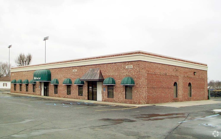 30655-30657 Hoover Rd, Warren, MI for lease - Building Photo - Image 1 of 9