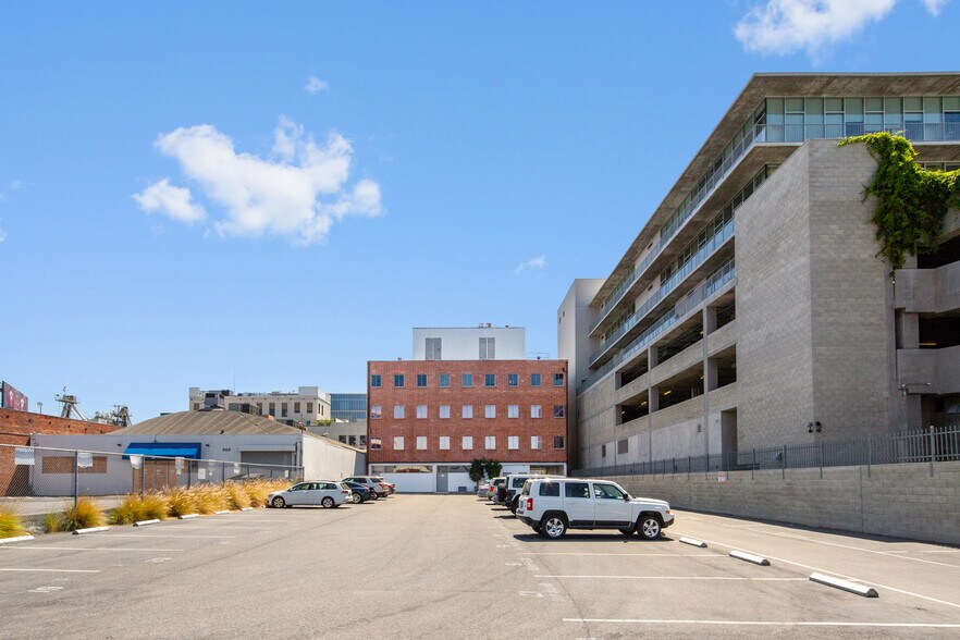 933 N La Brea Ave, Los Angeles, CA à louer - Photo du bâtiment - Image 3 de 4