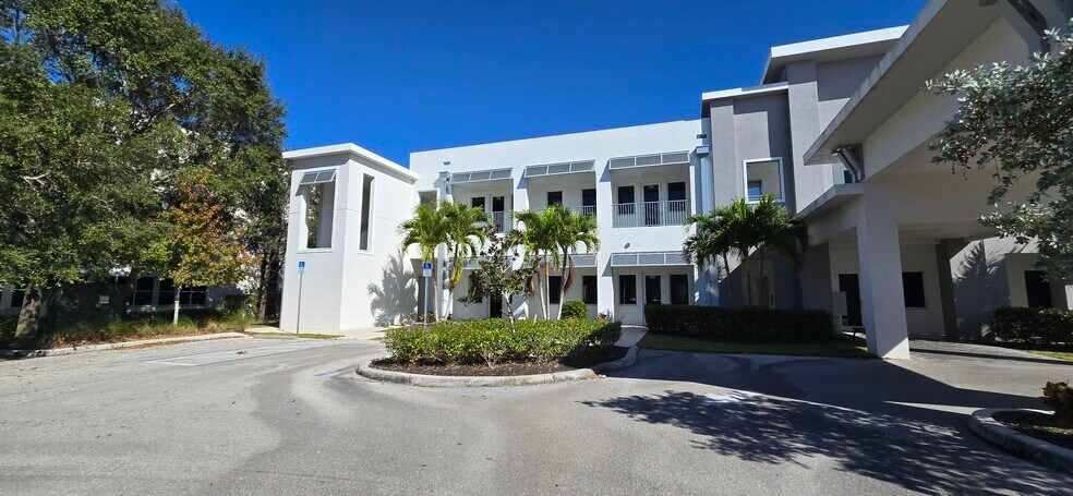 8340 Sierra Meadows Blvd, Naples, FL à louer - Photo du bâtiment - Image 3 de 20