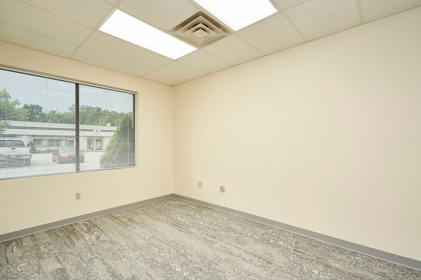 9337 Ravenna Rd, Twinsburg, OH 44087 - Unité C -  - Photo intérieure - Image 1 of 10