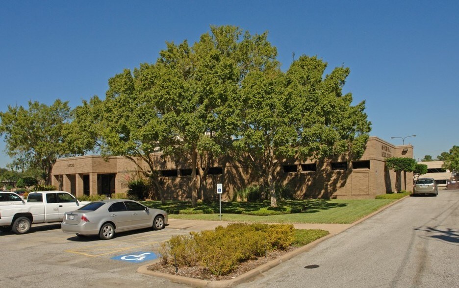 14740 Barryknoll Ln, Houston, TX à louer - Photo du bâtiment - Image 2 de 10