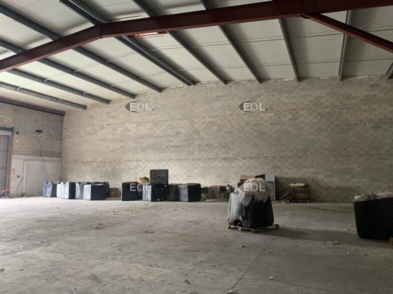 Industrial in Gignac-la-Nerthe for lease - Interior Photo - Image 2 of 2