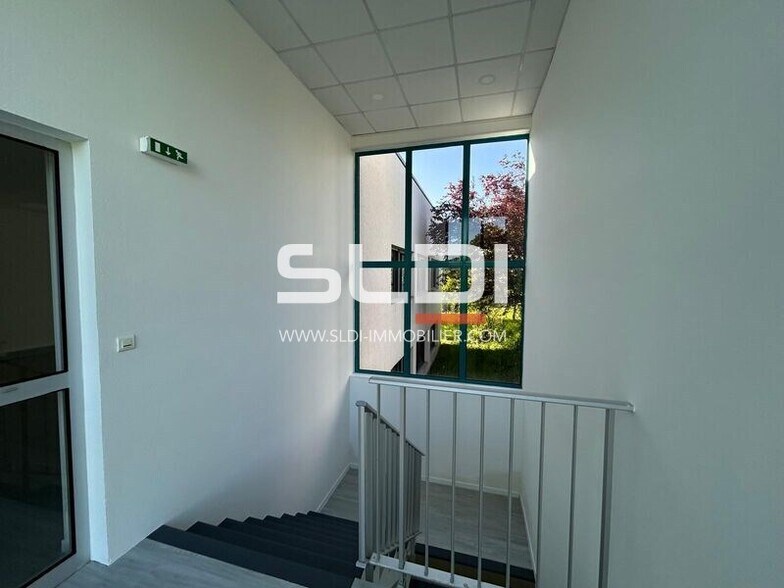 Office in La Tour-de-Salvagny for lease - Interior Photo - Image 3 of 15