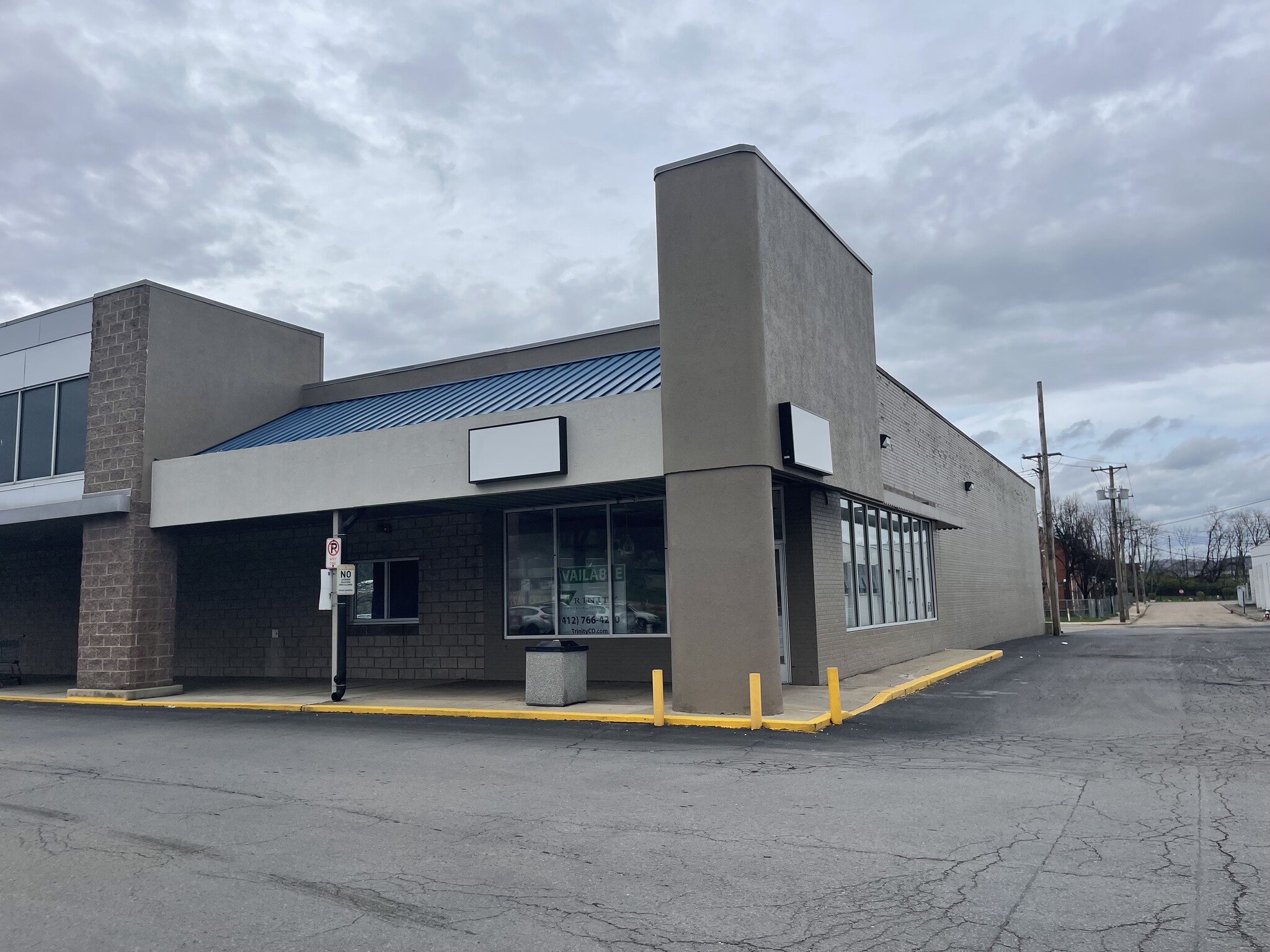 136 McKees Rocks Plz, McKees Rocks, PA for lease Building Photo- Image 1 of 9