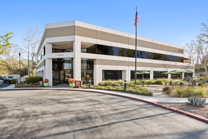30401 Agoura Rd, Agoura Hills, CA à louer - Photo du bâtiment - Image 2 de 25