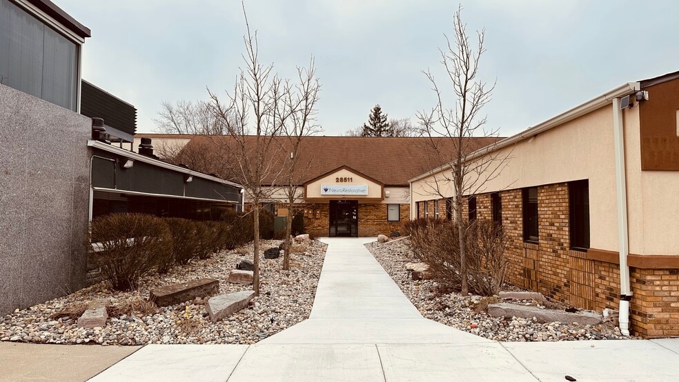 28511 Orchard Lake Rd, Farmington Hills, MI for lease - Building Photo - Image 2 of 11