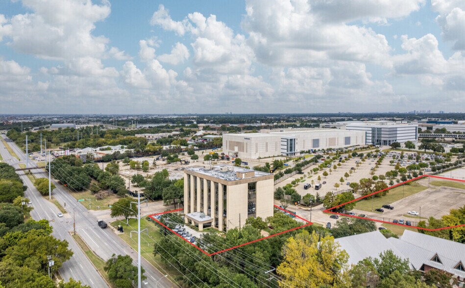 2110 Research Row, Dallas, TX à louer - Photo du bâtiment - Image 2 de 11
