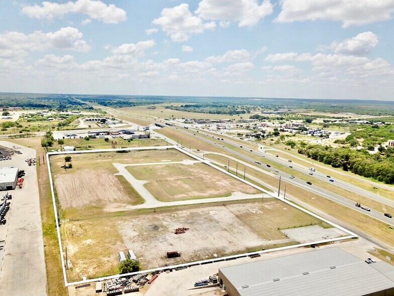 20030 S Interstate 37, Elmendorf, TX à vendre - Photo du bâtiment - Image 1 de 9