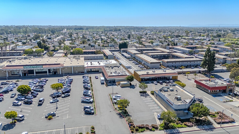 6908-6916 Warner Ave, Huntington Beach, CA à vendre - Photo du bâtiment - Image 2 de 37