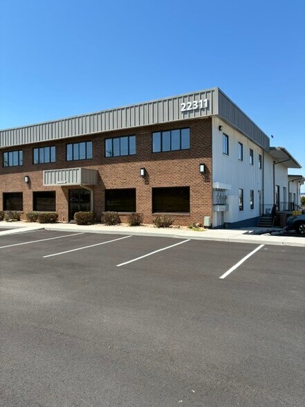 22311 Shaw Rd, Sterling, VA à louer - Photo du bâtiment - Image 2 de 19