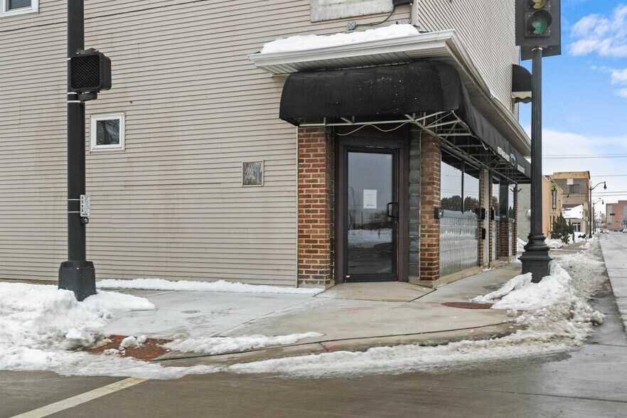 1027 S Main St, Oshkosh, WI à vendre - Photo du bâtiment - Image 2 de 43