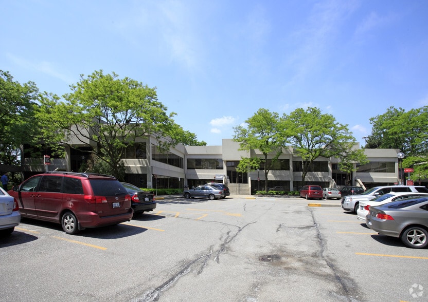 17-19 Four Seasons Pl, Toronto, ON for lease - Primary Photo - Image 1 of 4