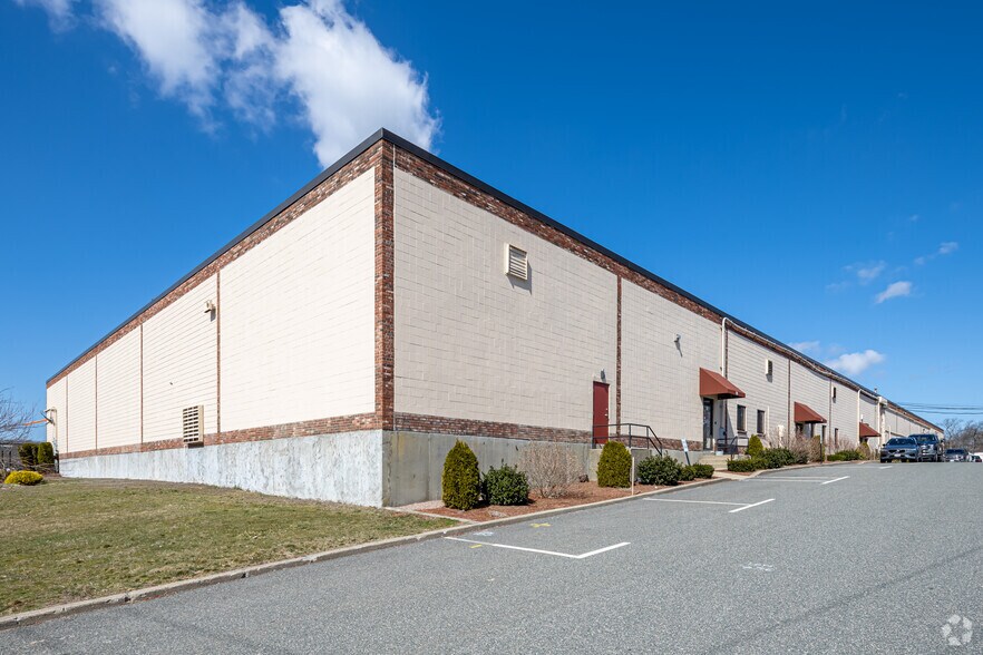 35-55 York Ave, Randolph, MA à louer - Photo du bâtiment - Image 3 de 4