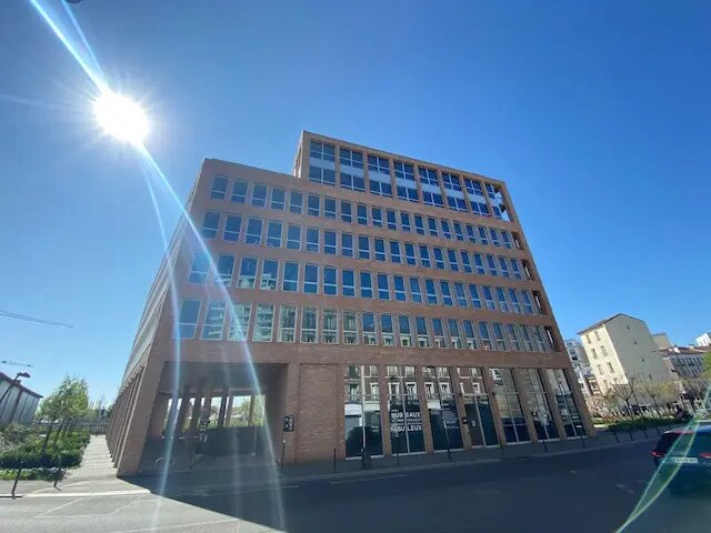 Bureau dans Ivry-sur-Seine à louer - Photo du bâtiment - Image 2 de 7