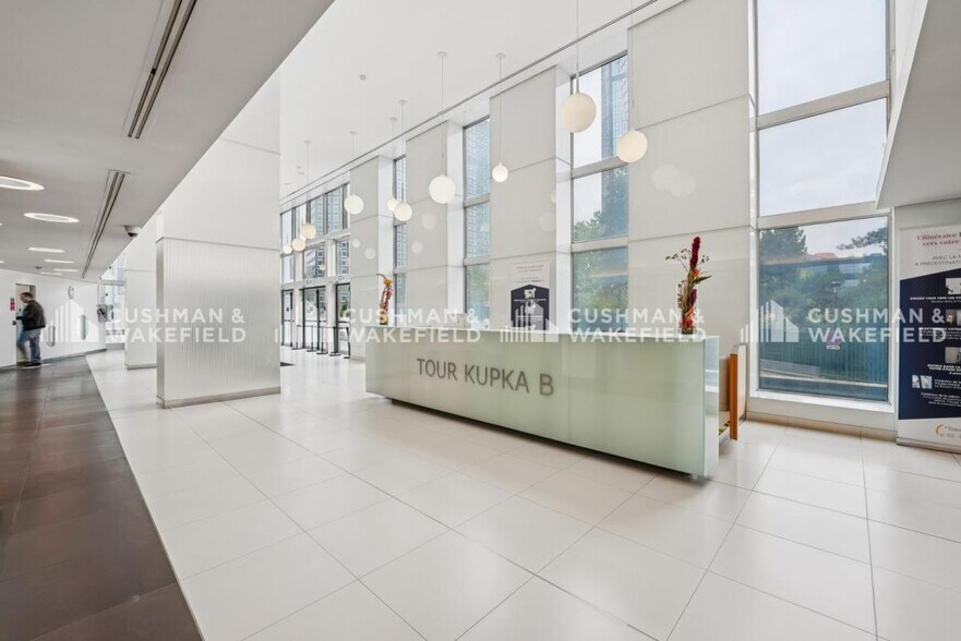 16 Rue Hoche, Puteaux for sale - Lobby - Image 2 of 16