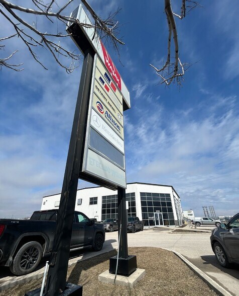 2529 Inkster Blvd, Winnipeg, MB à louer - Photo du bâtiment - Image 3 de 18