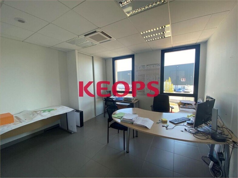 4 Rue Issac Newton, Plaisance-du-Touch for lease - Interior Photo - Image 2 of 8