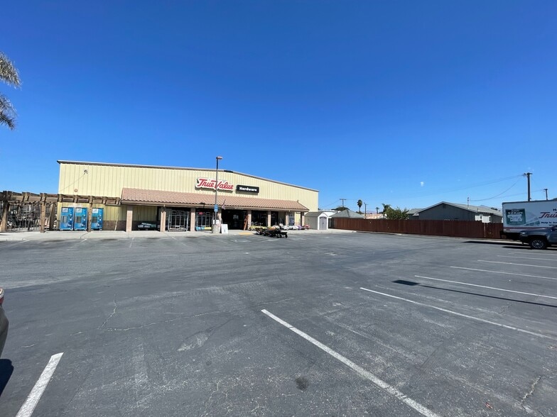 1260 Fourth St, Hollister, CA à vendre - Photo du bâtiment - Image 2 de 5