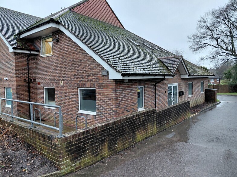 Bolding Way, Haywards Heath à louer - Photo du bâtiment - Image 3 de 4