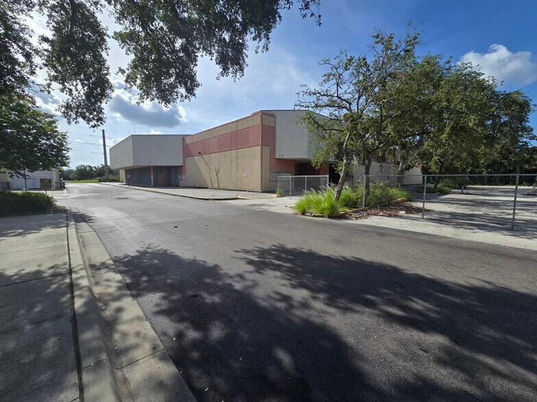 4445 26th St W, Bradenton, FL à louer - Photo du bâtiment - Image 3 de 8