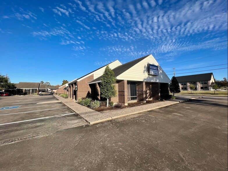 307 S Friendswood Dr, Friendswood, TX for lease - Building Photo - Image 3 of 6