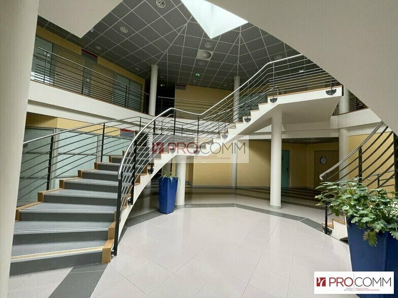 Office in Chartres for lease - Building Photo - Image 3 of 10
