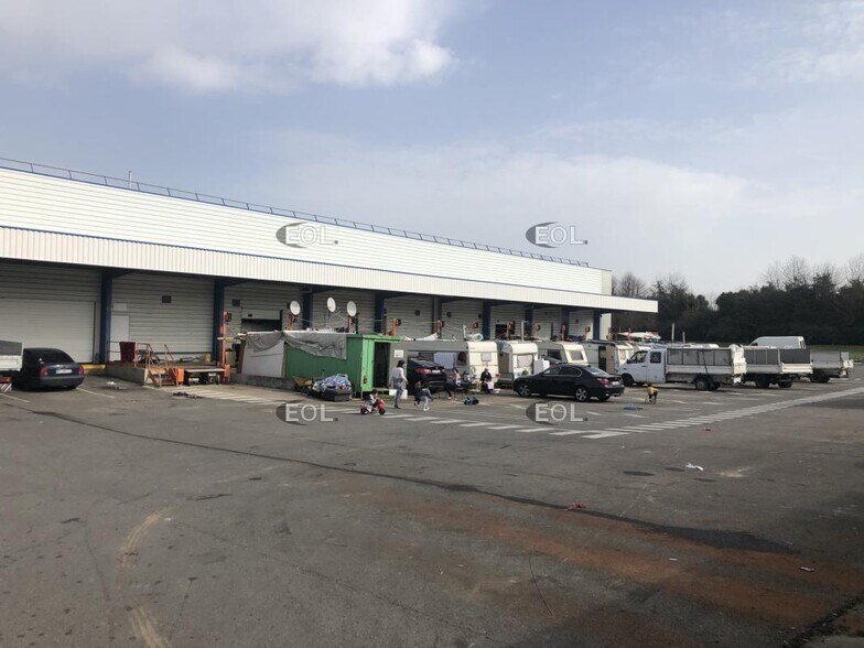 Industrial in Ferrières-en-Brie for lease - Building Photo - Image 2 of 15