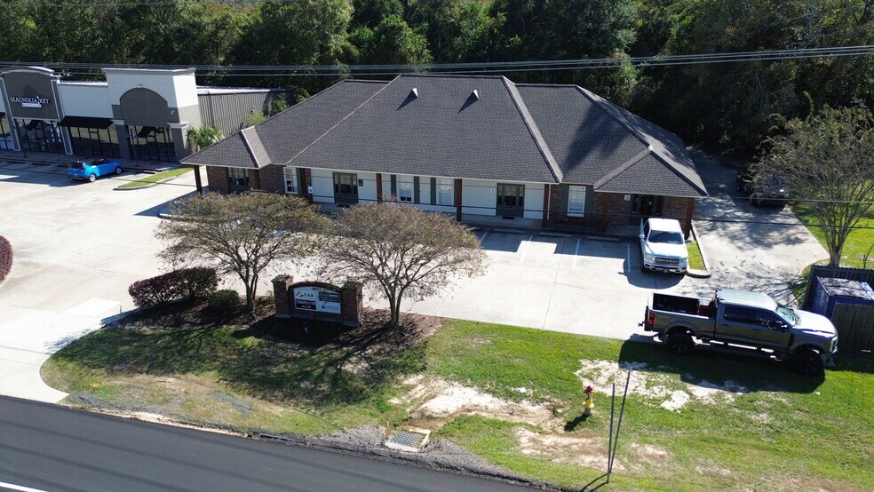 18522 Magnolia Bridge Rd, Greenwell Springs, LA à louer - Photo du bâtiment - Image 3 de 10