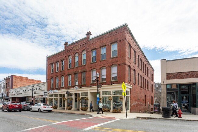 Plus de détails pour 35-45 Main St, Hudson, MA - Bureau, Commerce de détail à louer