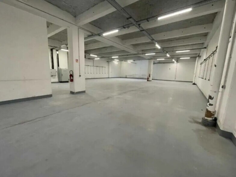 Flex in Paris for lease - Interior Photo - Image 1 of 5