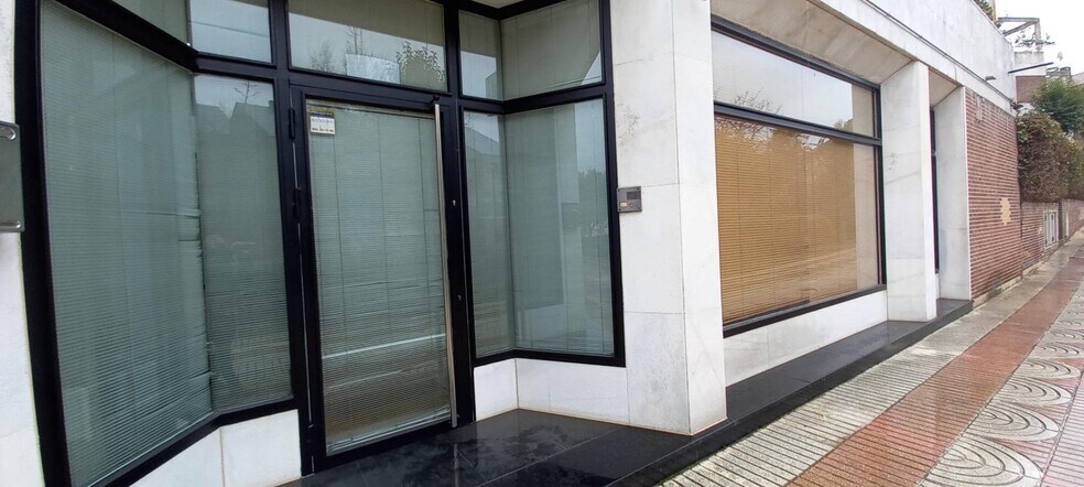 Bureau/Commerce de détail dans Pozuelo de Alarcón, Madrid à louer - Photo du bâtiment - Image 1 de 5