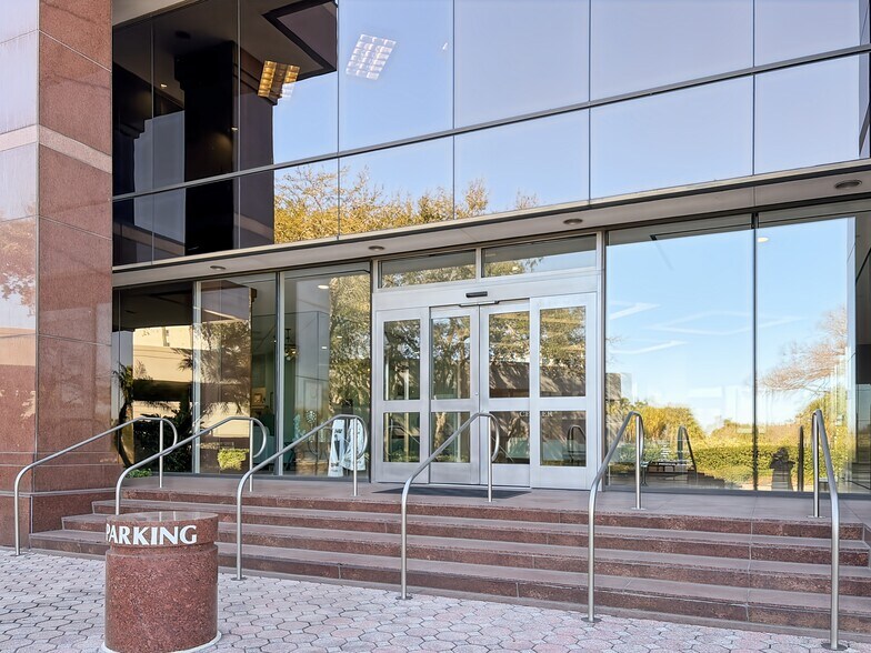 3001 N Rocky Point Dr E, Tampa, FL à louer - Photo du bâtiment - Image 2 de 14